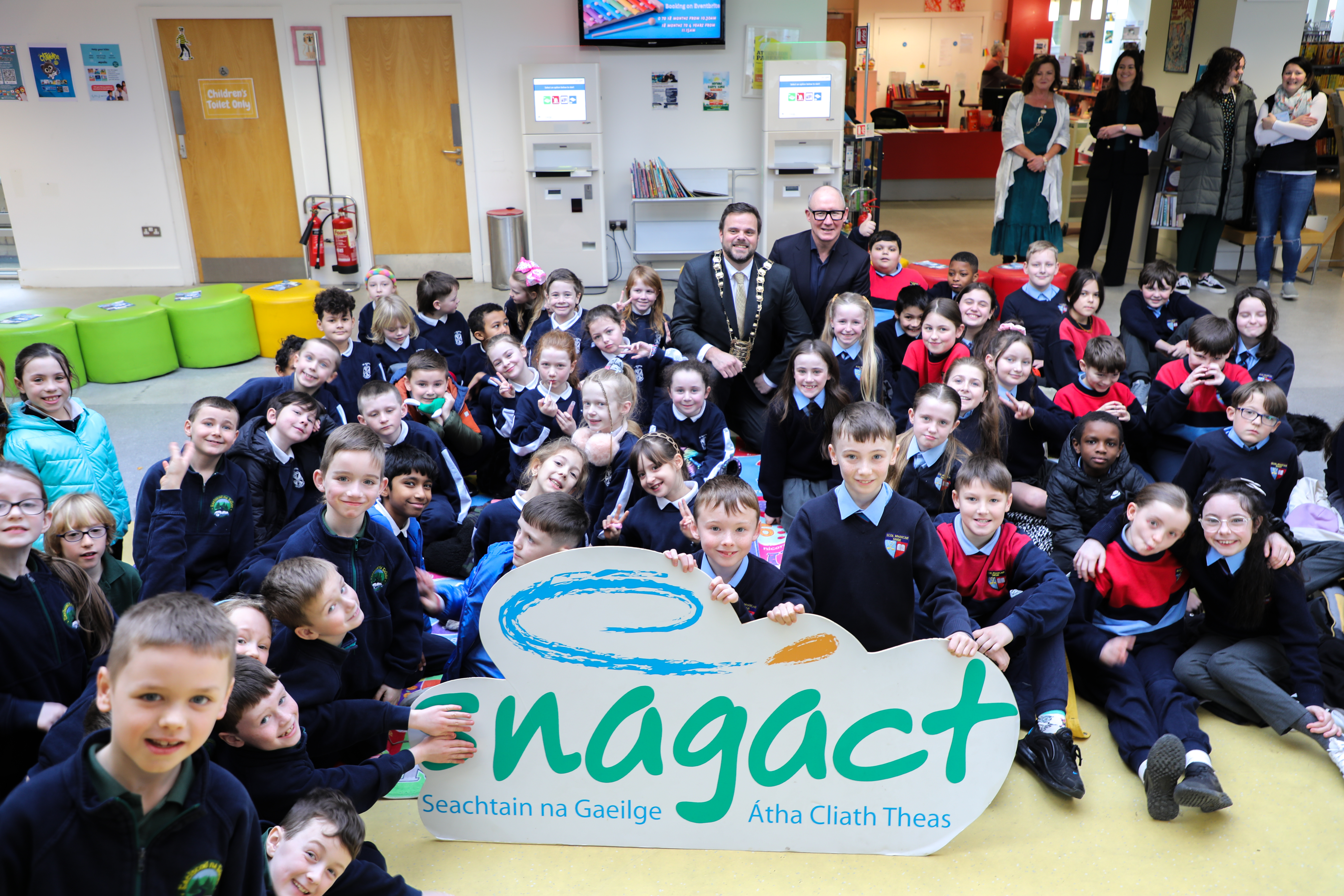 Image-4---Mayor-Edge-and-Jim-Gavin-with-pupils-from-local-primary-schools